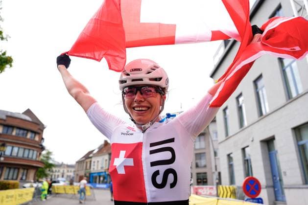 2025 UCI Para-cycling Road World Championships Picture by Olly Hassell SWpix.com - 30 08 2025 - Cycling - 2025 UCI Para-cycling Road World Championships - Ronse, Flanders, Belgium - Women T2 Road Race - Celine Van Till (Switzerland) celebrates winning the Women T2 Road Race to become Word Champion Copyright: x xSWpix.comx(t axPhotographyxHubxLtd)xOllyxHassell SWpix.comx SWP-3069-1042