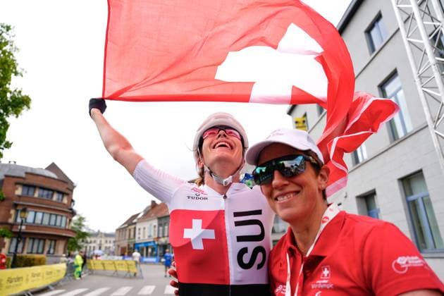 2025 UCI Para-cycling Road World Championships Picture by Olly Hassell SWpix.com - 30 08 2025 - Cycling - 2025 UCI Para-cycling Road World Championships - Ronse, Flanders, Belgium - Women T2 Road Race - Celine Van Till (Switzerland) celebrates winning the Women T2 Road Race to become Word Champion Copyright: x xSWpix.comx(t axPhotographyxHubxLtd)xOllyxHassell SWpix.comx SWP-3069-1043