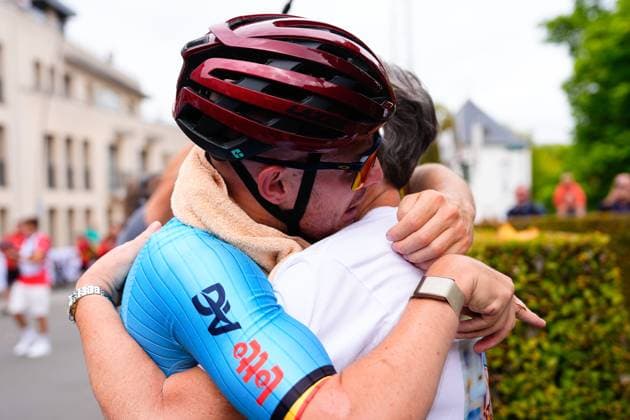 2025 UCI Para-cycling Road World Championships Picture by Olly Hassell SWpix.com - 30 08 2025 - Cycling - 2025 UCI Para-cycling Road World Championships - Ronse, Flanders, Belgium - Men T2 Road Race - Tim Celen (Belgium) celebrates with his Mum after winning the Men T2 Road Race to become Double World Champion Copyright: x xSWpix.comx(t axPhotographyxHubxLtd)xOllyxHassell SWpix.comx SWP-3069-1061