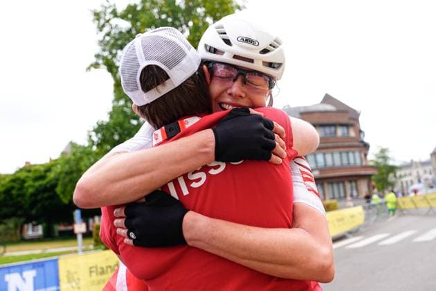 2025 UCI Para-cycling Road World Championships Picture by Olly Hassell SWpix.com - 30 08 2025 - Cycling - 2025 UCI Para-cycling Road World Championships - Ronse, Flanders, Belgium - Celine Van Till (Switzerland) celebrates winning the Women T2 Road Race to become Word Champion Copyright: x xSWpix.comx(t axPhotographyxHubxLtd)xOllyxHassell SWpix.comx SWP-3069-1067