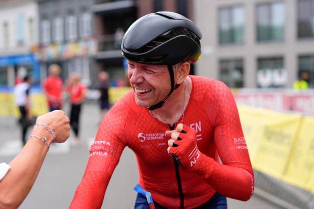 2025 UCI Para-cycling Road World Championships Picture by Olly Hassell SWpix.com - 30 08 2025 - Cycling - 2025 UCI Para-cycling Road World Championships - Ronse, Flanders, Belgium - Men T1 Road Race - Martin Heggelund (Denmark) Celebrates winning the Bronze Medal Copyright: x xSWpix.comx(t axPhotographyxHubxLtd)xOllyxHassell SWpix.comx SWP-3069-1068
