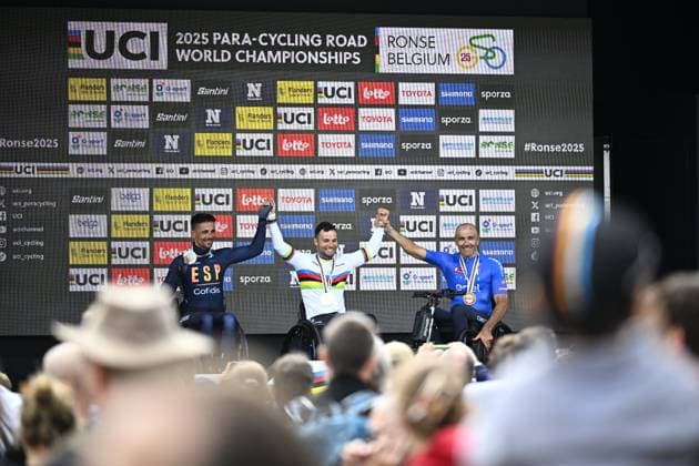 Spain Sergio Garrote Munoz (MH2), France Florian Jouanny (MH2) and Italy Luca Mazzone (MH2) pictured on the podium of the UCI Para-cycling Road World Championships, Saturday 30 August 2025, in Ronse. The UCI Para-Cycling Road World Championships take place from 28 to 31 Augustus in Ronse. JASPERxJACOBS  x132818817x