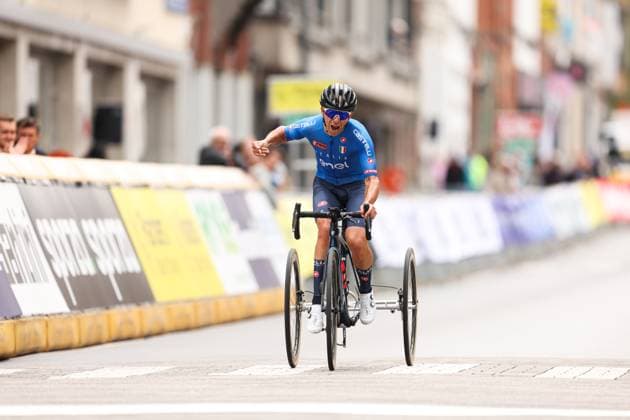 2025 UCI Para-cycling Road World Championships Picture by John Clifton SWpix.com - 30 08 2025 - Cycling - 2025 UCI Para-cycling Road World Championships - Ronse, Flanders, Belgium - Men T1 Road Race - Giorgio Farroni (Italy) celebrates winning the Men T1 Road Race to become World Champion Copyright: x xSWpix.comx(t axPhotographyxHubxLtd)xJohnxClifton SWpix.comx SWP-3069-1084