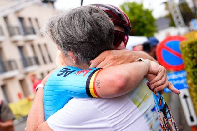 2025 UCI Para-cycling Road World Championships Picture by Olly Hassell SWpix.com - 30 08 2025 - Cycling - 2025 UCI Para-cycling Road World Championships - Ronse, Flanders, Belgium - Men T2 Road Race - Tim Celen (Belgium) celebrates with his Mum after winning the Men T2 Road Race to become Double World Champion Copyright: x xSWpix.comx(t axPhotographyxHubxLtd)xOllyxHassell SWpix.comx SWP-3069-1056