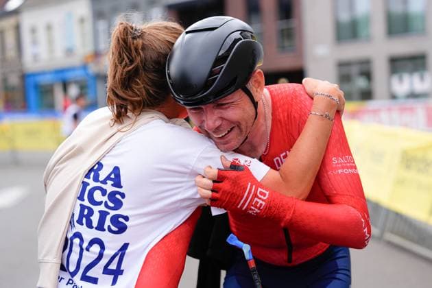 2025 UCI Para-cycling Road World Championships Picture by Olly Hassell SWpix.com - 30 08 2025 - Cycling - 2025 UCI Para-cycling Road World Championships - Ronse, Flanders, Belgium - Men T1 Road Race - Martin Heggelund (Denmark) Celebrates winning the Bronze Medal Copyright: x xSWpix.comx(t axPhotographyxHubxLtd)xOllyxHassell SWpix.comx SWP-3069-1070