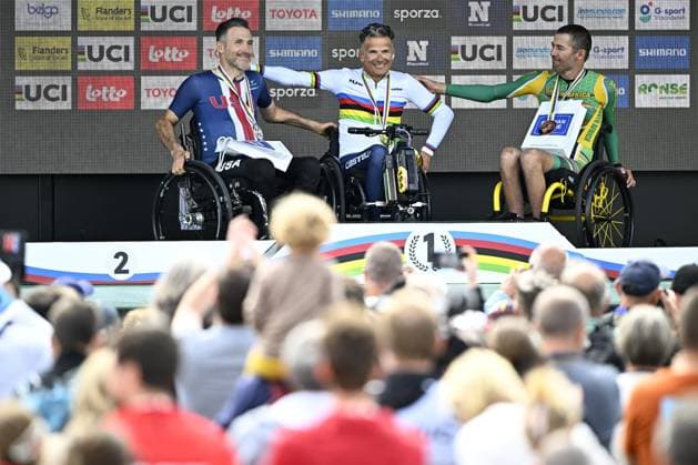 Sport Bilder des Tages United States Barry Wilcox (MH1), Italian Fabrizio Cornegliani (MH1) and South Africa Nicolas Pieter Du Preez (MH1) pictured on the podium of the UCI Para-cycling Road World Championships, Saturday 30 August 2025, in Ronse. The UCI Para-Cycling Road World Championships take place from 28 to 31 Augustus in Ronse. JASPERxJACOBS  x132819447x