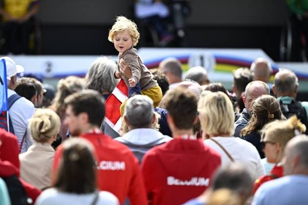 Cycling fans pictured at the UCI Para-cycling Road World Championships, Saturday 30 August 2025, in Ronse. The UCI Para-Cycling Road World Championships take place from 28 to 31 Augustus in Ronse. JASPERxJACOBS  x132819539x