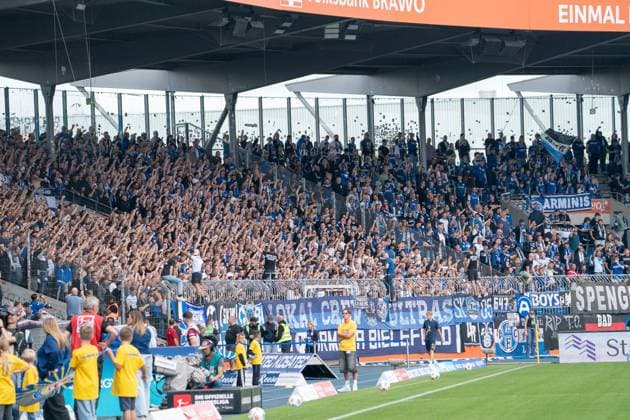 Fans from Bielefeld GER, Eintracht Braunschweig vs DSC Arminia Bielefeld, Football, 2 Bundesliga, Matchday 4, Season 2025 26, 30 08 2025 DFL REGULATES PROHIBIT ANY USE OF PHOTOGRAPHS AS IMAGE SEQUENCES AND OR QUASI VIDEO GER, Eintracht Braunschweig vs DSC Arminia Bielefeld, Football, 2 Bundesliga, Matchday 4, Season 2025 26, 30 08 2025 Braunschweig Copyright: xEibner-Pressefoto DanielxREINELTx EP_DRT