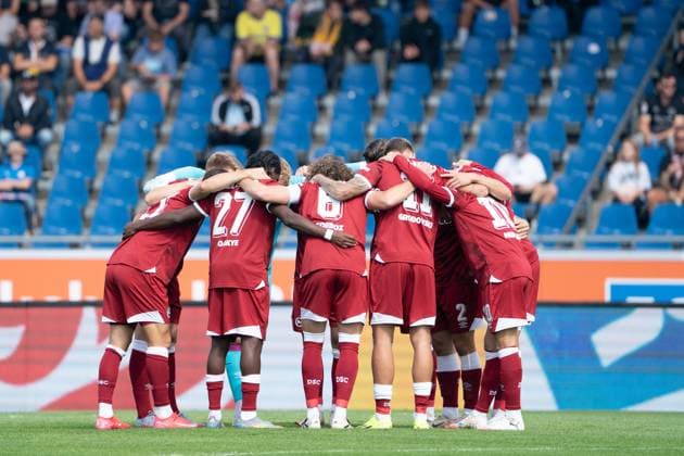 Circle of Bielefeld before kick-off GER, Eintracht Braunschweig vs DSC Arminia Bielefeld, Football, 2 Bundesliga, Matchday 4, Season 2025 26, 30 08 2025 DFL REGULATES PROHIBIT ANY USE OF PHOTOGRAPHS AS IMAGE SEQUENCES AND OR QUASI VIDEO GER, Eintracht Braunschweig vs DSC Arminia Bielefeld, Football, 2 Bundesliga, Matchday 4, Season 2025 26, 30 08 2025 Braunschweig Copyright: xEibner-Pressefoto DanielxREINELTx EP_DRT