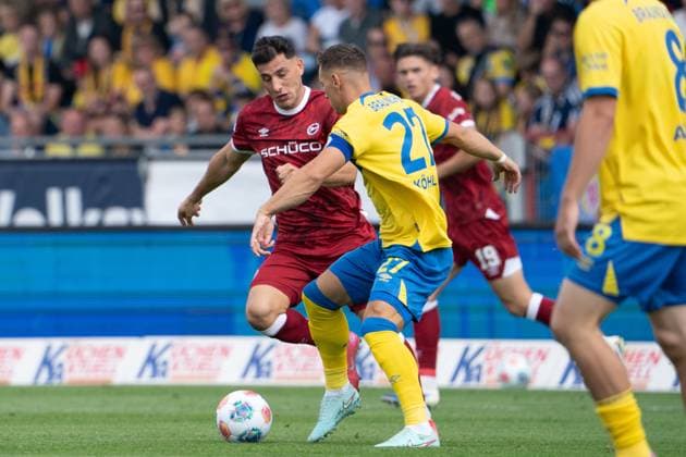 Sven Koehler Nr 27 Eintracht Braunschweig vs Stefano Russo Nr 21 DSC Arminia Bielefeld GER, Eintracht Braunschweig vs DSC Arminia Bielefeld, Football, 2 Bundesliga, Matchday 4, Season 2025 26, 30 08 2025 DFL REGULATES PROHIBIT ANY USE OF PHOTOGRAPHS AS IMAGE SEQUENCES AND OR QUASI VIDEO GER, Eintracht Braunschweig v DSC Arminia Bielefeld, Football, Bundesliga 2, Matchday 4, Season 2025 26, 30 08 2025 Braunschweig Copyright: xEibner-Pressefoto DanielxREINELTx EP_DRT