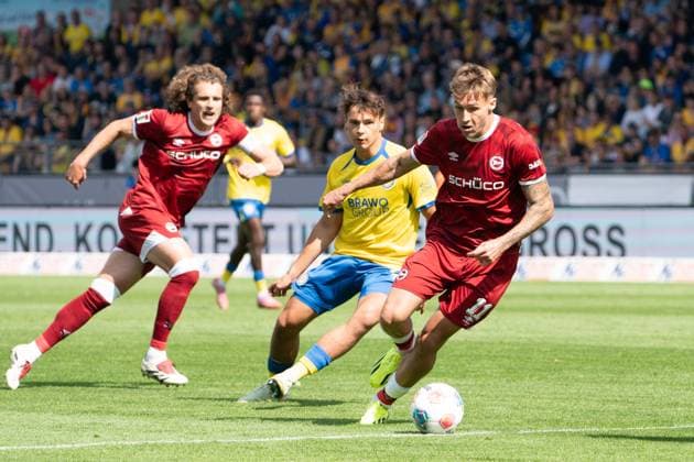 Joel Grodowski Nr 11 DSC Arminia Bielefeld on the ball GER, Eintracht Braunschweig vs DSC Arminia Bielefeld, Soccer, 2 Bundesliga, Matchday 4, Match time 2025 26, 30 08 2025 DFL REGULATES PROHIBIT ANY USE OF PHOTOGRAPHS AS IMAGE SEQUENCES AND OR QUASI VIDEO GER, Eintracht Braunschweig v DSC Arminia Bielefeld, Football, Bundesliga 2, Matchday 4, Season 2025 26, 30 08 2025 Braunschweig Copyright: xEibner-Pressefoto DanielxREINELTx EP_DRT