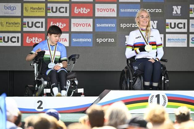 Sport Bilder des Tages Uzbekistan Pokiza Akhmadbekova (WH1) and Spain Manuela Vos Van Den Bouwhuijsen (WH1) pictured on the podium of the UCI Para-cycling Road World Championships, Saturday 30 August 2025, in Ronse. The UCI Para-Cycling Road World Championships take place from 28 to 31 Augustus in Ronse. JASPERxJACOBS  x132819883x