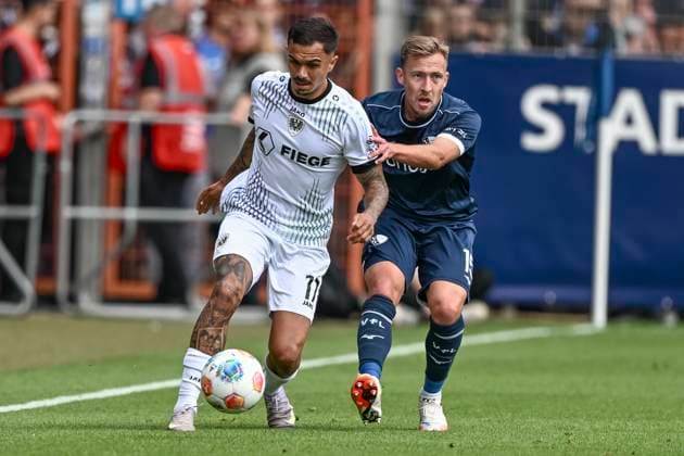 from left in duel Oliver Batista Meier Preussen Muenster 17 Felix Passlack Bochum 15 30 08 2025 Soccer VfL Bochum vs SC Preussen Muenster, Vonovia Ruhrstadion, Bochum, DFB DFL REGULATIONS PROHIBIT ANY USE OF PHOTOGRAPHS AS IMAGE SEQUENCES AND OR QUASI VIDEO Copyright: xpepphotox xHorstxMauelshagenx pep00321, pep_20250830_hm_115528