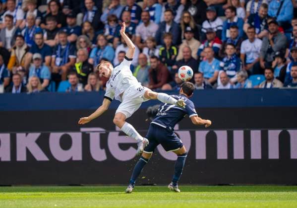 Duel between Jano ter Horst SC Preussen Muenster, 27 and Gerrit Holtmann VfL Bochum, 17 30 08 2025 VfL Bochum SC Preußen Münster, Football, 2 Bundesliga, vonovia Ruhrstadion, Bochum DFL regulations prohibit any use of photographs as image sequences and or quasi video Copyright: HMBxMedia xMarcoxBader