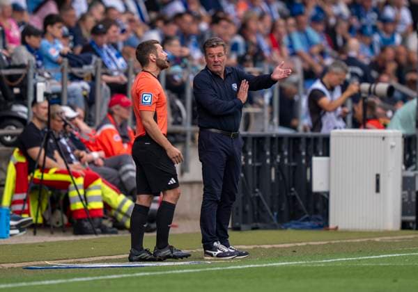Dieter Hecking VfL Bochum, coach discusses with Julius Martenstein DFB referee 30 08 2025 VfL Bochum SC Preußen Münster, Fußball, 2 Bundesliga, vonovia Ruhrstadion, Bochum DFL regulations prohibit any use of photographs as image sequences and or quasi video Copyright: HMBxMedia xMarcoxBader