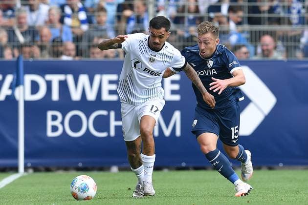 Soccer 2 Bundesliga 4 Matchday VfL Bochum SC Preußen Münster on 30 08 2025 at Vonovia Ruhrstadion in Bochum Oliver Batista Meier Münster , left Felix Passlack Bochum , right DFL regulations prohibit any use of photographs as image sequences and or quasi video xRx