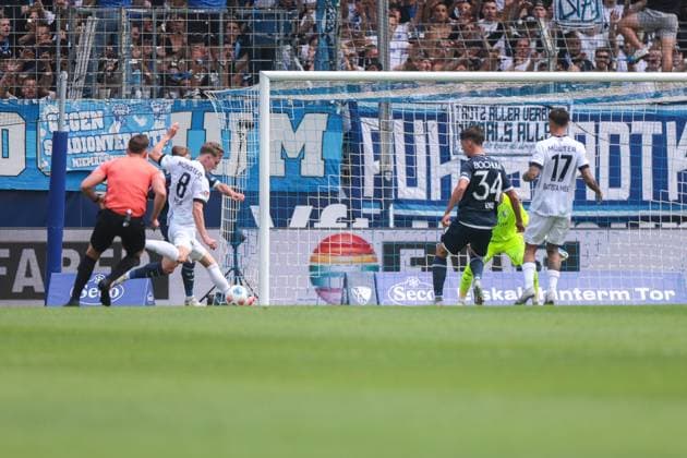 30 08 2025, 2 Bundesliga, Matchday 4, VfL Bochum 1848 Preußen Münster, Joshua Mees Preußen Münster scores to 0 1 against goalkeeper Timo Horn VfL Bochum 1848 , Bochum Vonovia Ruhrstadion NRW Germany xRHR PHOTO DEx Copyright: DennisxEwert RHR-FOTOx RHR-FOTO DE