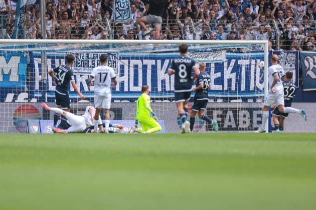 30 08 2025, 2 Bundesliga, Matchday 4, VfL Bochum 1848 Preußen Münster, Joshua Mees Preußen Münster scores to 0 1 against goalkeeper Timo Horn VfL Bochum 1848 , Bochum Vonovia Ruhrstadion NRW Germany xRHR PHOTO DEx Copyright: DennisxEwert RHR-FOTOx RHR-FOTO DE