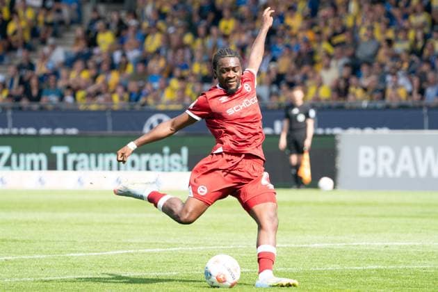 Benjamin Boakye Nr 27 Arminia Bielefeld GER, Eintracht Braunschweig vs DSC Arminia Bielefeld, Football, 2 Bundesliga, Matchday 4, Season 2025 26, 30 08 2025 DFL REGULATIONS PROHIBIT ANY USE OF PHOTOGRAPHS AS IMAGE SEQUENCES AND OR QUASI VIDEO GER, Eintracht Braunschweig vs DSC Arminia Bielefeld, Football, 2 Bundesliga, Matchday 4, Season 2025 26, 30 08 2025 Braunschweig Copyright: xEibner-Pressefoto DanielxREINELTx EP_DRT