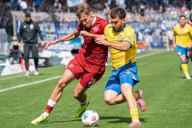 Joel Grodowski Nr 11 DSC Arminia Bielefeld vs Mehmet Can Aydin Nr 8 Eintracht Braunschweig GER, Eintracht Braunschweig vs DSC Arminia Bielefeld, Soccer, 2 Bundesliga, Matchday 4, Season 2025 26, 30 08 2025 DFL REGULATES PROHIBIT ANY USE OF PHOTOGRAPHS AS IMAGE SEQUENCES AND OR QUASI VIDEO GER, Eintracht Braunschweig v DSC Arminia Bielefeld, Football, Bundesliga 2, Matchday 4, Season 2025 26, 30 08 2025 Braunschweig Copyright: xEibner-Pressefoto DanielxREINELTx EP_DRT