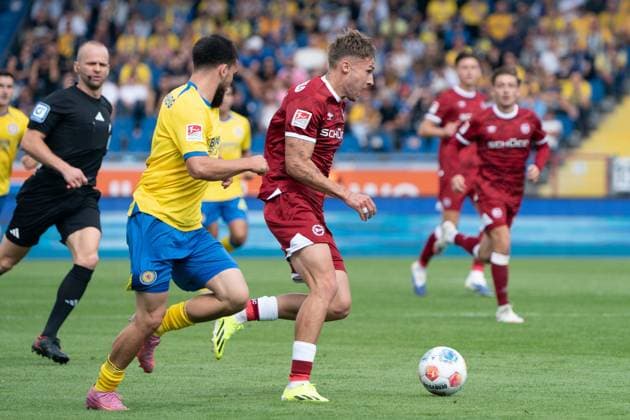 Joel Grodowski Nr 11 DSC Arminia Bielefeld vs Mehmet Can Aydin Nr 8 Eintracht Braunschweig GER, Eintracht Braunschweig vs DSC Arminia Bielefeld, Soccer, 2 Bundesliga, Matchday 4, Season 2025 26, 30 08 2025 DFL REGULATES PROHIBIT ANY USE OF PHOTOGRAPHS AS IMAGE SEQUENCES AND OR QUASI VIDEO GER, Eintracht Braunschweig v DSC Arminia Bielefeld, Football, Bundesliga 2, Matchday 4, Season 2025 26, 30 08 2025 Braunschweig Copyright: xEibner-Pressefoto DanielxREINELTx EP_DRT
