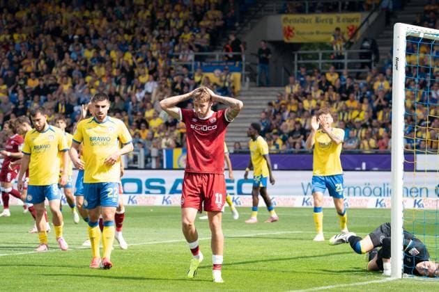 Joel Grodowski Nr 11 DSC Arminia Bielefeld aergert sich GER, Eintracht Braunschweig vs DSC Arminia Bielefeld, Soccer, 2 Bundesliga, Matchday 4, Season 2025 26, 30 08 2025 DFL REGULATES PROHIBIT ANY USE OF PHOTOGRAPHS AS IMAGE SEQUENCES AND OR QUASI VIDEO GER, Eintracht Braunschweig vs DSC Arminia Bielefeld, Football, Bundesliga 2, Matchday 4, Season 2025 26, 30 08 2025 Braunschweig Copyright: xEibner-Pressefoto DanielxREINELTx EP_DRT
