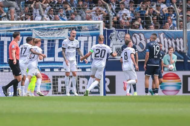 30 08 2025, 2 Bundesliga, Matchday 4, VfL Bochum 1848 Preußen Münster, Marvin Schulz Preußen Münster celebrates the goal to 0 1 together with his teammates, Bochum Vonovia Ruhrstadion NRW Germany xRHR PHOTO DEx Copyright: DennisxEwert RHR-FOTOx RHR-FOTO DE