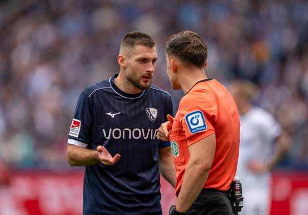 Matus Bero VfL Bochum, 19 in conversation with Felix Prigan DFB referee 30 08 2025 VfL Bochum SC Preußen Münster, Fußball, 2 Bundesliga, vonovia Ruhrstadion, Bochum DFL regulations prohibit any use of photographs as image sequences and or quasi video Copyright: HMBxMedia xMarcoxBader