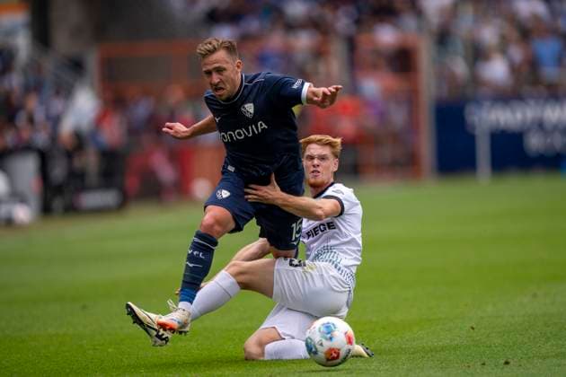 Duel between Luca Bolay SC Preussen Muenster, 25 and Felix Passlack VfL Bochum, 15 30 08 2025 VfL Bochum SC Preußen Münster, Football, 2 Bundesliga, vonovia Ruhrstadion, Bochum DFL regulations prohibit any use of photographs as image sequences and or quasi video Copyright: HMBxMedia xMarcoxBader