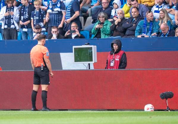 Felix Prigan DFB Schiedsrichter beim VAR Video Assist Videobeweis, Videobeweis, Video Assist, Video Beweis, TV Beweis 30 08 2025 VfL Bochum SC Preußen Münster, Fußball, 2 Bundesliga, vonovia Ruhrstadion, Bochum DFL regulations prohibit any use of photographs as image sequences and or quasi video Copyright: HMBxMedia xMarcoxBader
