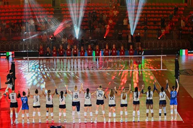 Italy v Germany - FIVB Women’s World Volleyball Championship BANGKOK, THAILAND - AUGUST 30: A view of ceremony ahead of FIVB Women’s World Volleyball Championship match between Italy and Germany at Huamark Indoor Stadium in Bangkok, Thailand on August 30, 2025. Mustafa Hatipoglu Anadolu Bangkok Thailand. Editorial use only. Please get in touch for any other usage.  Copyright: x2025xAnadoluxMustafaxHatipoglux