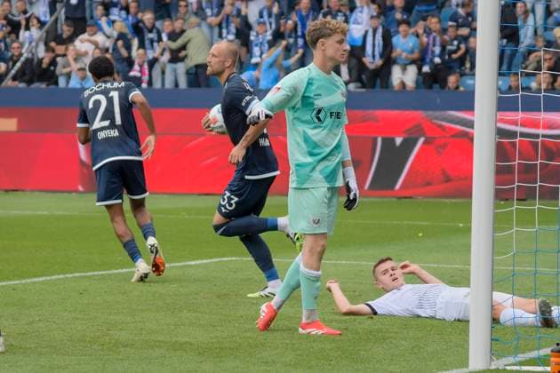 Philipp Hofmann Bochum 33 cheers after scoring 1 1 30 08 2025 Soccer VfL Bochum vs SC Preussen Muenster, Vonovia Ruhrstadion, Bochum, DFB DFL REGULATIONS PROHIBIT ANY USE OF PHOTOGRAPHS AS IMAGE SEQUENCES AND OR QUASI VIDEO Copyright: xpepphotox xHorstxMauelshagenx pep00321, pep_20250830_hm_115997