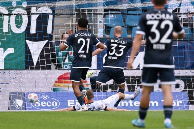 Philipp Hofmann VfL Bochum , mi , scores the VTor to 1 1 30 08 2025, Soccer 2 Bundesliga, Season 2025 2026, 4 Matchday, VfL Bochum Preußen Münster DFL regulations prohibit any use of photographs as image sequences and or quasi video Bochum Vonovia Ruhrstadion Nordrhein Westfalen Germany Team2