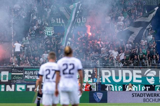 2 Fußball Bundesliga VfL Bochum SC Preußen Münster 30 08 2025 FAns von SC Preußen Münster Zünder Pyrotechnik an 2 Fußball Bundesliga VfL Bochum SC Preußen Münster Vonovia Ruhrstadion, Bochum 30 08 2025 DFL regulations prohibit any use of photographs as image sequences and or quasi video Copyright: xBEAUTIFULxSPORTS Buriakovx