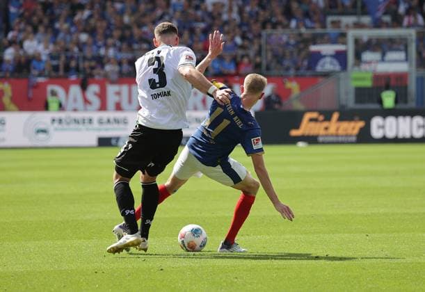 Boris Tomiak Hannover 96 , Alexander Bernhardsson Holstein Kiel Football, Men, Season 2025 2026, 2 BL, Holstein Stadion, Holstein Kiel vs Hannover 96 DFL REGULATIONS PROHIBIT ANY USE OF PHOTOGRAPHS AS IMAGE SEQUENCES AND OR QUASI VIDEO