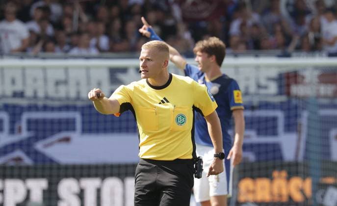 Referee Timo Gansloweit Football, Men, Season 2025 2026, 2 BL, Holstein Stadion, Holstein Kiel vs Hannover 96 DFL REGULATIONS PROHIBIT ANY USE OF PHOTOGRAPHS AS IMAGE SEQUENCES AND OR QUASI VIDEO
