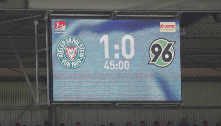 Half-time 1 0 Football, Men, Season 2025 2026, 2 BL, Holstein Stadion, Holstein Kiel vs Hannover 96 DFL REGULATIONS PROHIBIT ANY USE OF PHOTOGRAPHS AS IMAGE SEQUENCES AND OR QUASI VIDEO