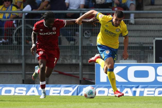 Braunschweig vs Bielefeld, 2 BL Braunschweig, 30 08 2025, FOOTBALL Eintracht Braunschweig vs Arminia Bielefeld, 2 BL, Season 2025 26 Benjamin Boakye Bielefeld , Fabio Di Michele Sanchez Eintracht Braunschweig Braunschweig