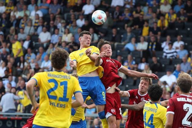 Braunschweig vs Bielefeld, 2 BL Braunschweig, 30 08 2025, FUßBALL Eintracht Braunschweig vs Arminia Bielefeld, 2 BL, Season 2025 26 Erencan Yardimici Eintracht Braunschweig , Joel Grodowski Arminia Bielefeld Braunschweig