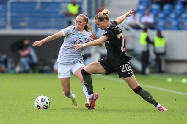 Janou Levels VfL Wolfsburg, 15 in duel with Julia Kreuzpaintner FC Bayern Muenchen, 20 , GER, FC Bayern Muenchen vs VfL Wolfsburg, Google Pixel Womens Supercup, Final, 2025 2026, 30 08 2025, DFL REGULATES PROHIBIT ANY USE OF PHOTOGRAPHS AS IMAGE SEQUENCES AND OR QUASI VIDEO, GER, FC Bayern Muenchen vs VfL Wolfsburg, Google Pixel Womens Supercup, Final, 2025 2026, 30 08 2025 Karlsruhe Copyright: xEibner-Pressefoto JanxPrihodax EP_JPA