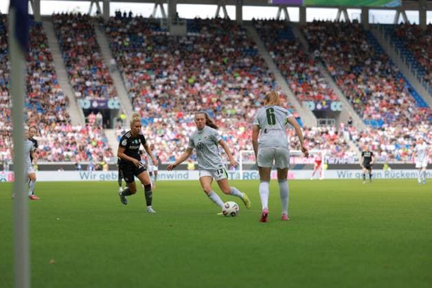 Janou Levels 15 VFL controls the ball, while Linda Dallmann 10 FC Bayern Women 1 and Franziska Kett 20 FC Bayern Women 1 defend Football I Women I Season 2025 2026 I Supercup I FC Bayern Munich - VFL Wolfsburg I 29 08 2025 Copyright: xMaxxMesterx