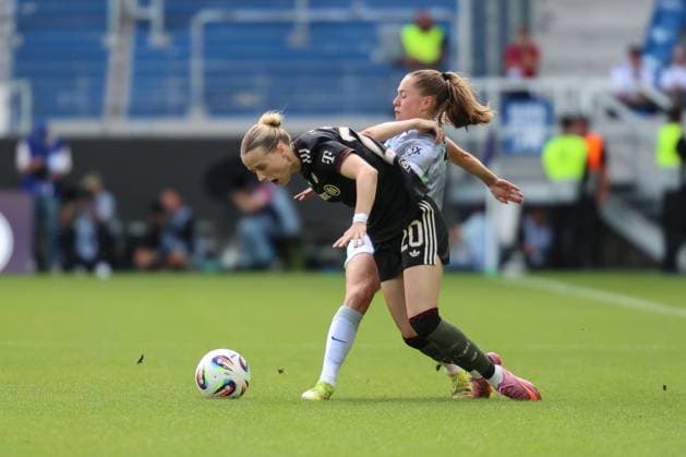 Janou Levels VfL Wolfsburg, 15 in duel with Julia Kreuzpaintner FC Bayern Muenchen, 20 , GER, FC Bayern Muenchen vs VfL Wolfsburg, Google Pixel Womens Supercup, Final, 2025 2026, 30 08 2025, DFL REGULATES PROHIBIT ANY USE OF PHOTOGRAPHS AS IMAGE SEQUENCES AND OR QUASI VIDEO, GER, FC Bayern Muenchen vs VfL Wolfsburg, Google Pixel Womens Supercup, Final, 2025 2026, 30 08 2025 Karlsruhe Copyright: xEibner-Pressefoto JanxPrihodax EP_JPA