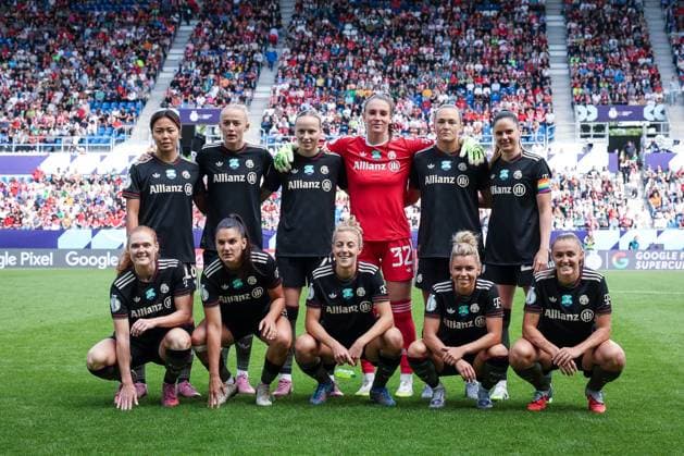 The FC Bayern team before the game, group photo, FC Bayern Muenchen Frauen vs VfL Wolfsburg Frauen, DFL, Bundesliga, 2025 2026 season, BBBank Wildpark, Google Pixel Supercup der Frauen, 30 08 2025 DFB regulations prohibit any use of photographs as image sequences and or quasi video Karlsruhe Baden Wuerttemberg Germany Copyright: xkolbert-press MartinxAgüerax