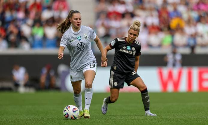 DEU, Karlsruhe, Bayern München vs VfL Wolfsburg, Google Pixel Supercup der Frauen, DFB, BBBank Wildpark, Finale, im Bild f l n r Janou Levels VfL Wolfsburg 15 , Linda Dallmann Bayern München 10 DFB DFL REGULATIONS PROHIBIT ANY USE OF PHOTOGRAPHS AS IMAGE SEQUENCES AND OR QUASI VIDEO, 30 08 2025, Copyright: HMBxMedia HendrikxHamelau