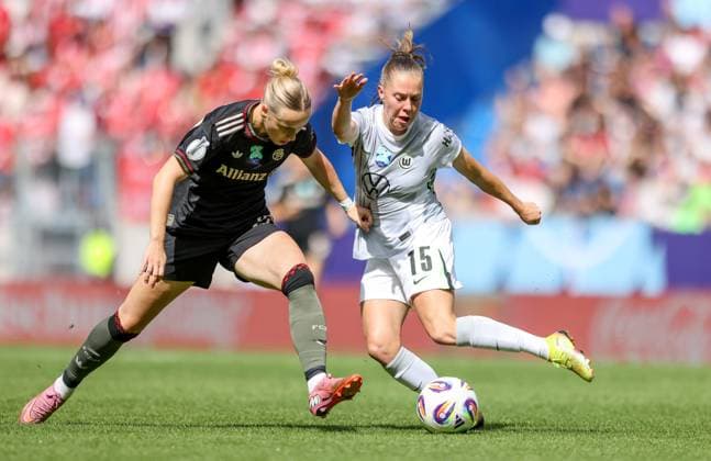 DEU, Karlsruhe, Bayern München vs VfL Wolfsburg, Google Pixel Supercup der Frauen, DFB, BBBank Wildpark, Finale, im Bild f l n r Franziska Kett Bayern München 20 , Janou Levels VfL Wolfsburg 15 DFB DFL REGULATIONS PROHIBIT ANY USE OF PHOTOGRAPHS AS IMAGE SEQUENCES AND OR QUASI VIDEO, 30 08 2025, Copyright: HMBxMedia HendrikxHamelau
