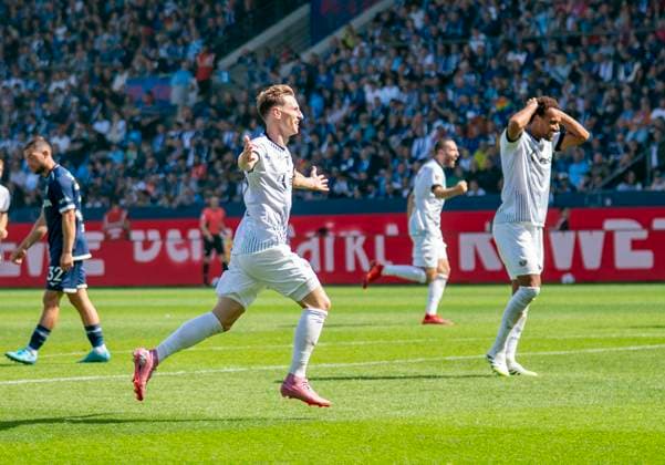 Joshua Mees SC Preussen Muenster, 8 celebrates his goal and runs towards the visitors block IN THE BACKGROUND Etienne Amenyido SC Preussen Muenster, Etienne Amenyido SC Preussen Muenster, 30 grabs his head in bewilderment 30 08 2025 VfL Bochum SC Preußen Münster, Football, 2 Bundesliga, vonovia Ruhrstadion, Bochum DFL regulations prohibit any use of photographs as image sequences and or quasi video Copyright: HMBxMedia xMarcoxBader