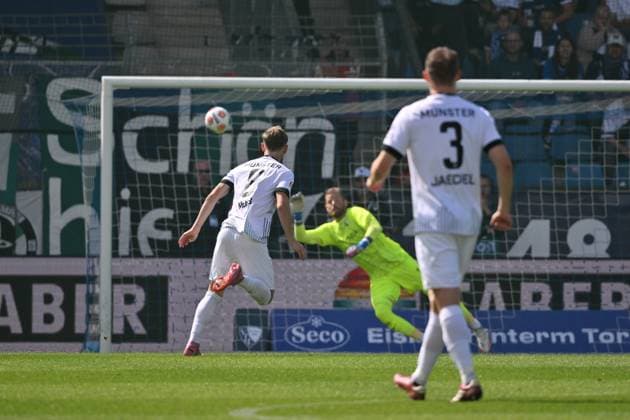 Joshua Mees Preußen Münster scores the goal with this shot to 1 2 30 08 2025, Fußball 2 Bundesliga, Saison 2025 2026, 4 Spieltag, VfL Bochum Preußen Münster DFL regulations prohibit any use of photographs as image sequences and or quasi video Bochum Vonovia Ruhrstadion Nordrhein Westfalen Germany Team2