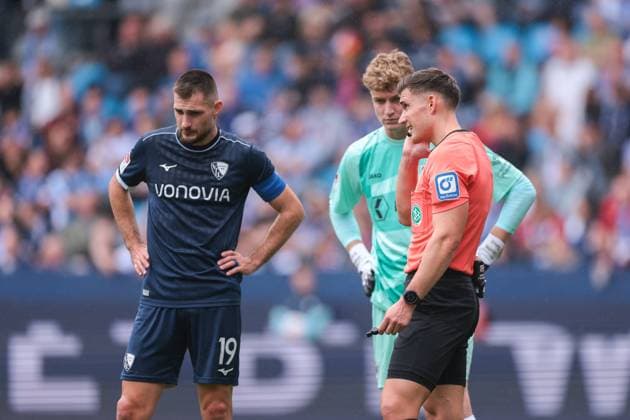 30 08 2025, 2 Bundesliga, Matchday 4, VfL Bochum 1848 Preußen Münster, f l Matus Bero VfL Bochum 1848 , Goalkeeper Johannes Schenk Preußen Münster , Referee Felix Prigan GER waiting for the decision of the VAR, Bochum Vonovia Ruhrstadion NRW Germany xRHR PHOTO DEx Copyright: DennisxEwert RHR-FOTOx RHR-FOTO DE