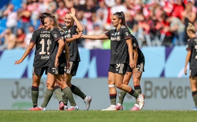 DEU, Karlsruhe, Bayern München vs VfL Wolfsburg, Google Pixel Supercup der Frauen, DFB, BBBank Wildpark, Finale, im Bild Magdalena Eriksson Bayern München 5 erzielt das Tor zum 1 0, Jubel mit dem Team DFB DFL REGULATIONS PROHIBIT ANY USE OF PHOTOGRAPHS AS IMAGE SEQUENCES AND OR QUASI VIDEO, 30 08 2025, Copyright: HMBxMedia HendrikxHamelau