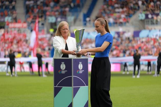 Renate Lingor and Kira Dietrich at the trophy presentation before the match at BBBank Wildpark in Karlsruhe Football I Women I Season 2025 2026 I Supercup I FC Bayern Munich - VFL Wolfsburg I 29 08 2025 Copyright: xMaxxMesterx
